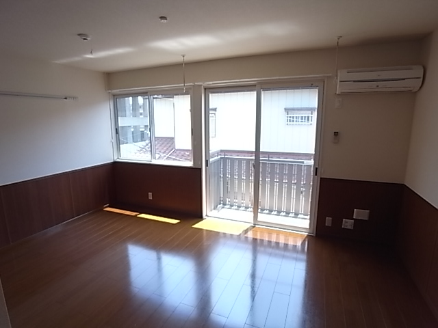 Other Equipment. Also equipped with air conditioning