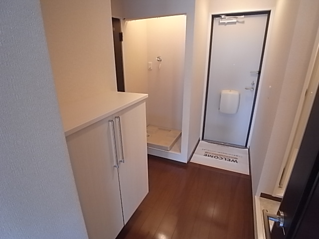 Entrance. There are shoe box