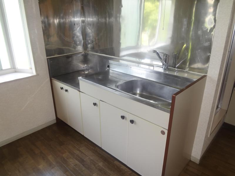 Kitchen. Two-burner gas stove will be installed in the kitchen