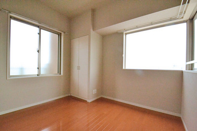 Living and room. Western-style of bright 4.5 Pledge