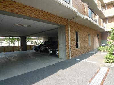 Other common areas. Parking (with roof)