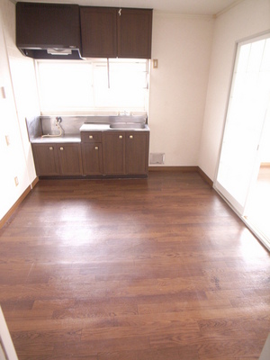 Kitchen. 2 lot gas stoves installed ☆ Sink is also a spacious! ! 