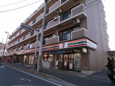Convenience store. 710m to Seven-Eleven (convenience store)