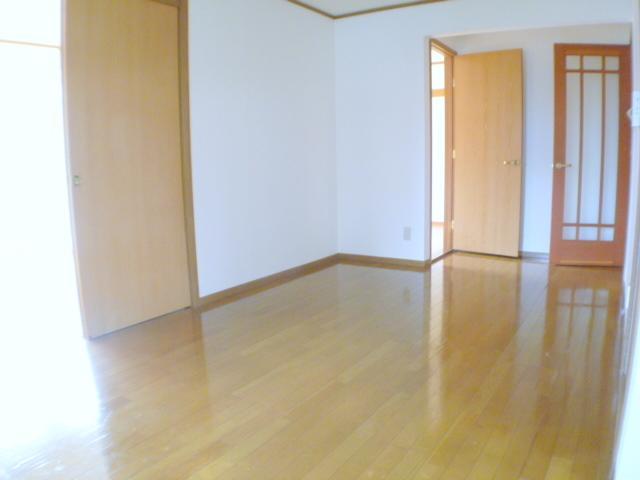 Living and room. Per day is a good and bright.