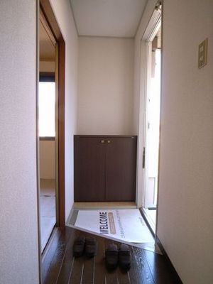 Entrance. Is the atmosphere that has entered from the front door! (Typical indoor photos)