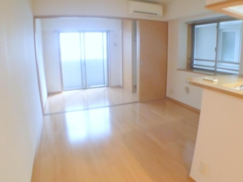 Living and room. Also with air conditioning.