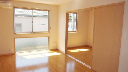 Living and room. Facing south in sunny!