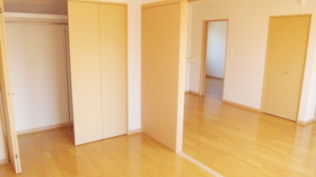 Living and room. The south side of the Western-style 5 quires!