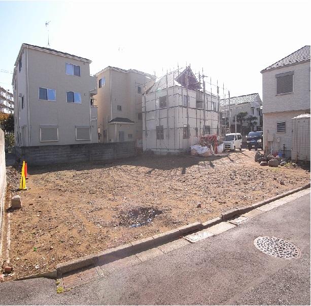 Local photos, including front road. Spacious grounds, We grant the request of the family everyone