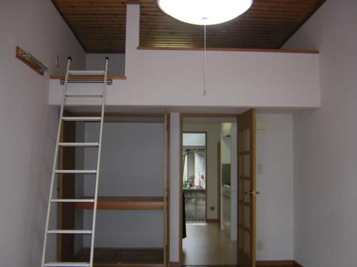 Living and room. Western-style 8 pledge!