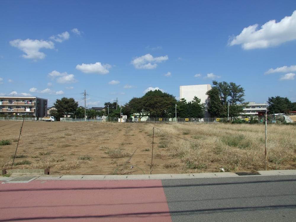 Local photos, including front road. Local shooting