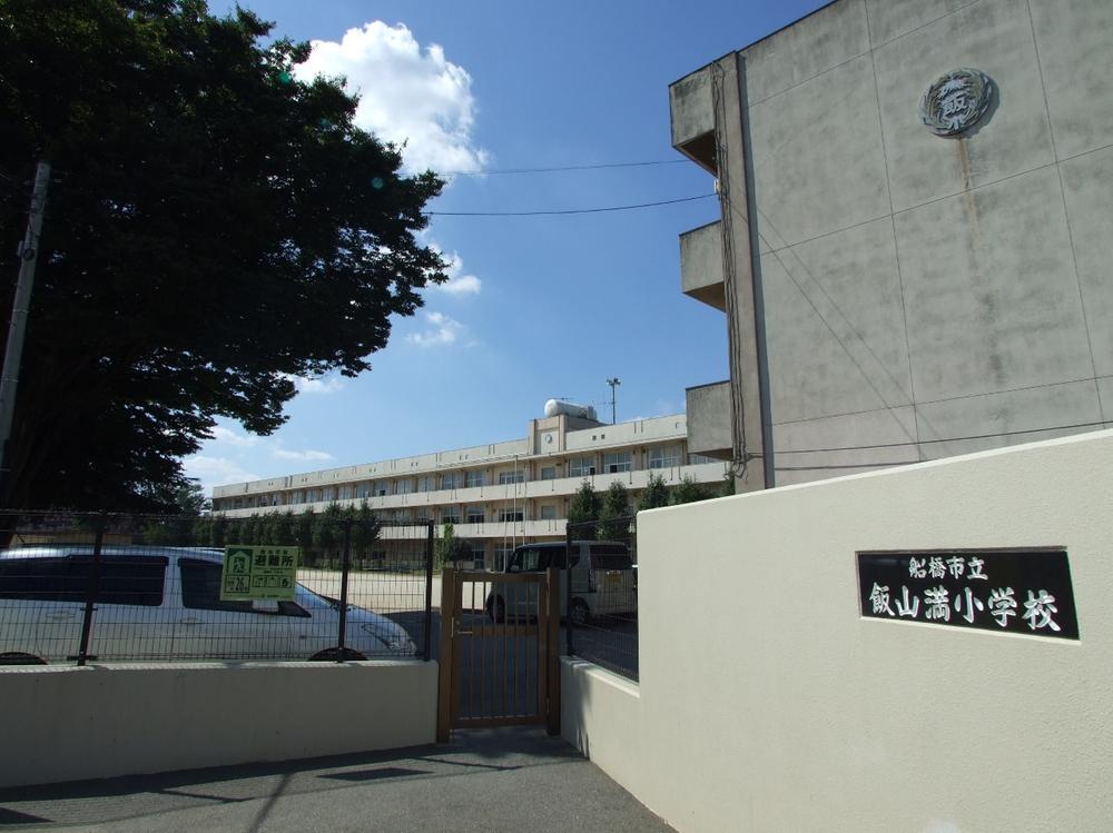 Primary school. Sandwiched until the elementary school 10m