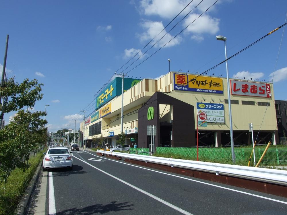 Supermarket. The Hasama Station north exit the 880m development progresses until Mamimato Mamimato and Matsumotokiyoshi, Shopping facilities Shimamura and entered