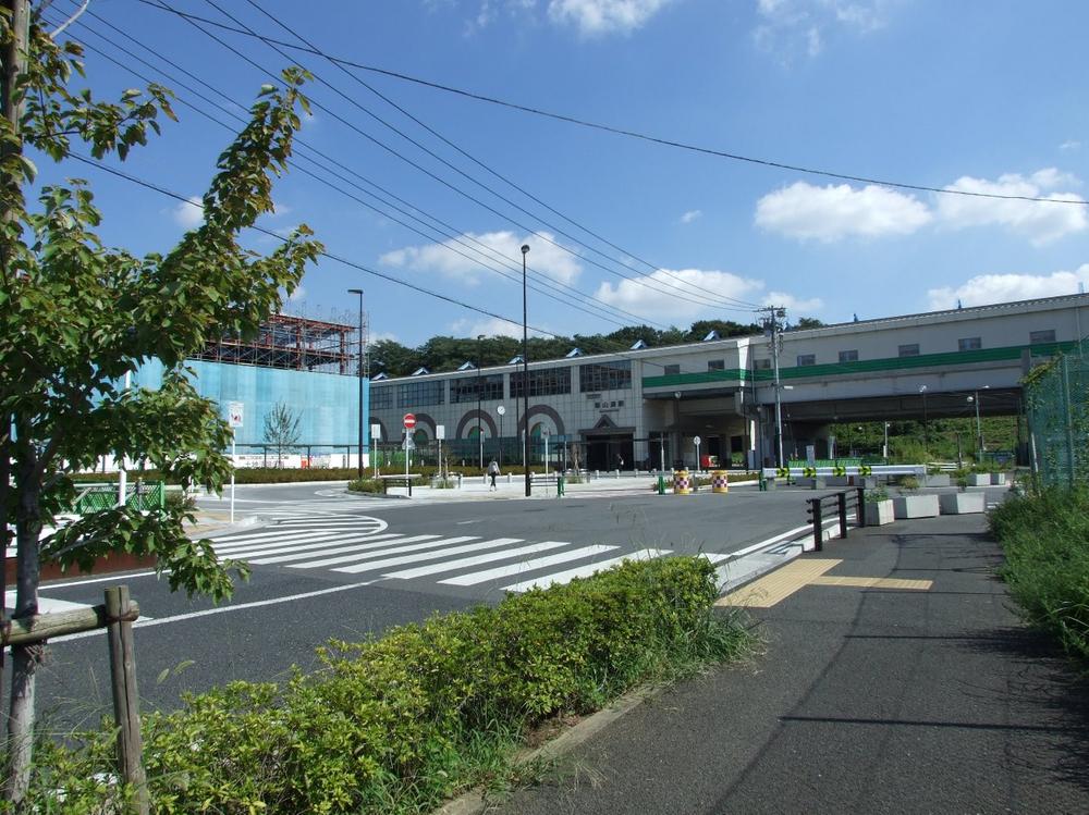 station. AzumaYo high speed line "sandwiched" 810m to the station