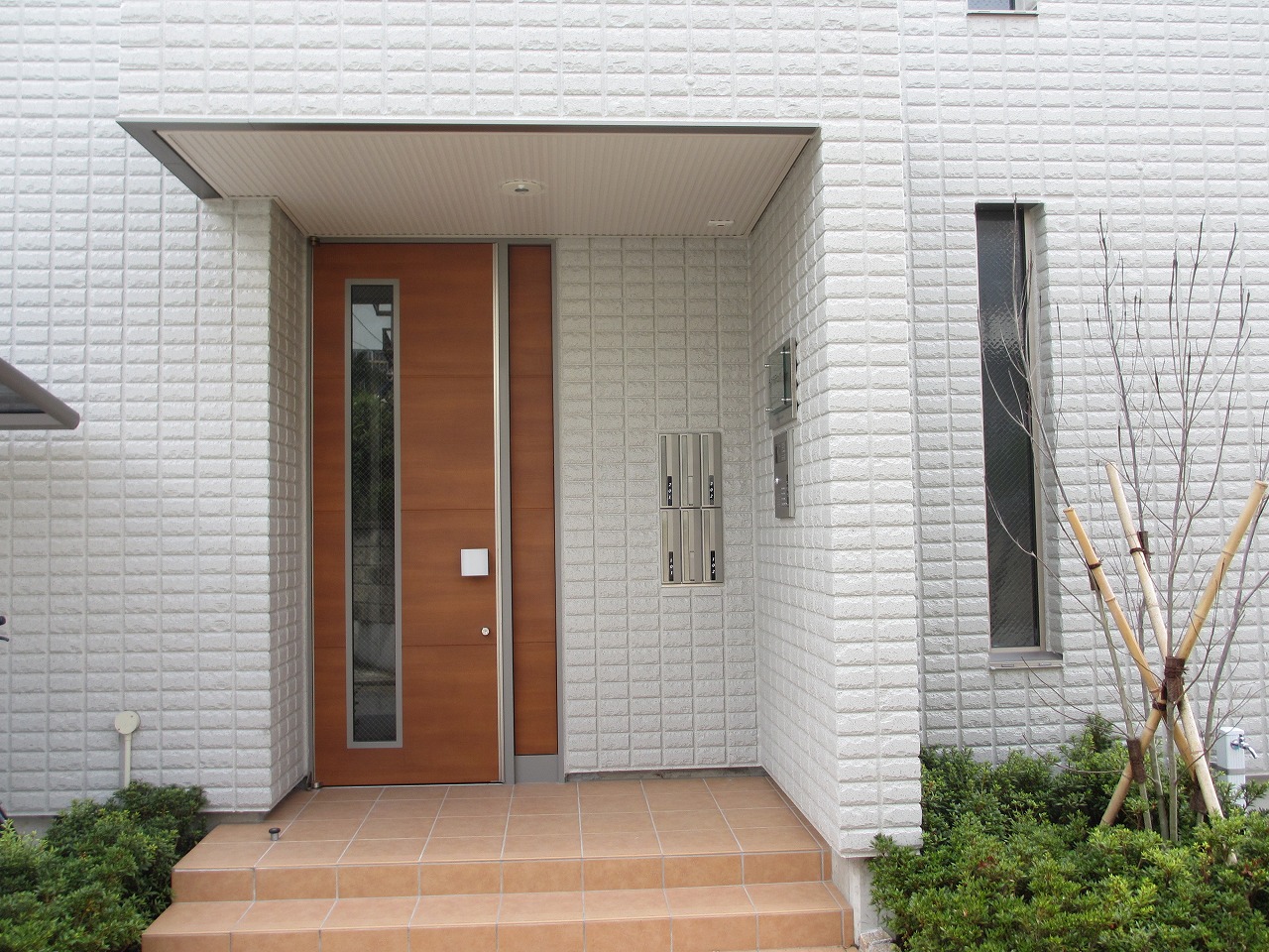 Entrance. With auto lock, Monitor intercom