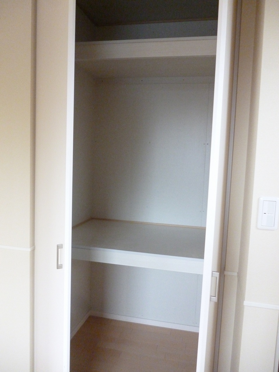 Receipt. 0.9 Pledge of walk-in closet