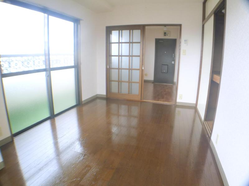 Living and room. There are also plenty of storage. 