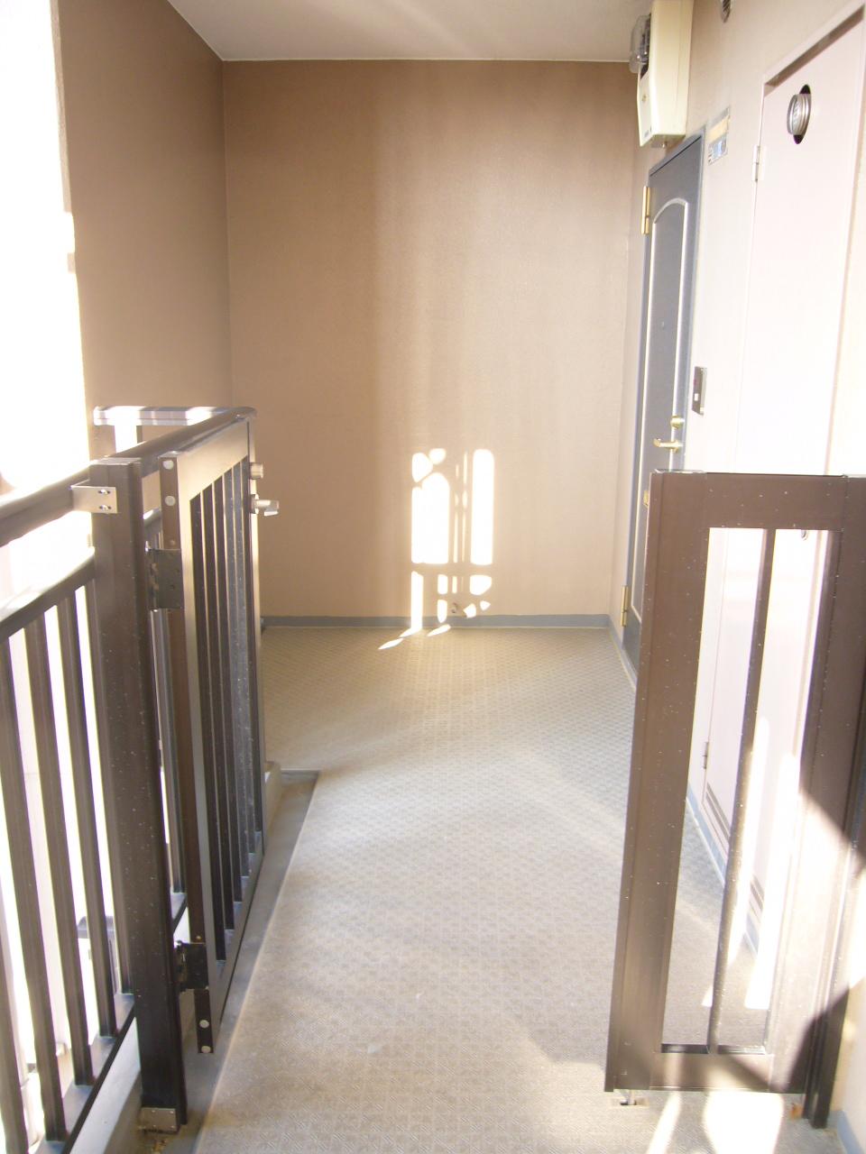 Entrance. ◆ Entrance porch (October 2013) Shooting