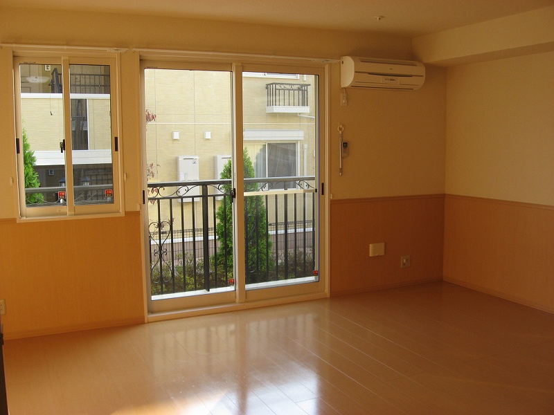 Living and room. This I'm living is good. .