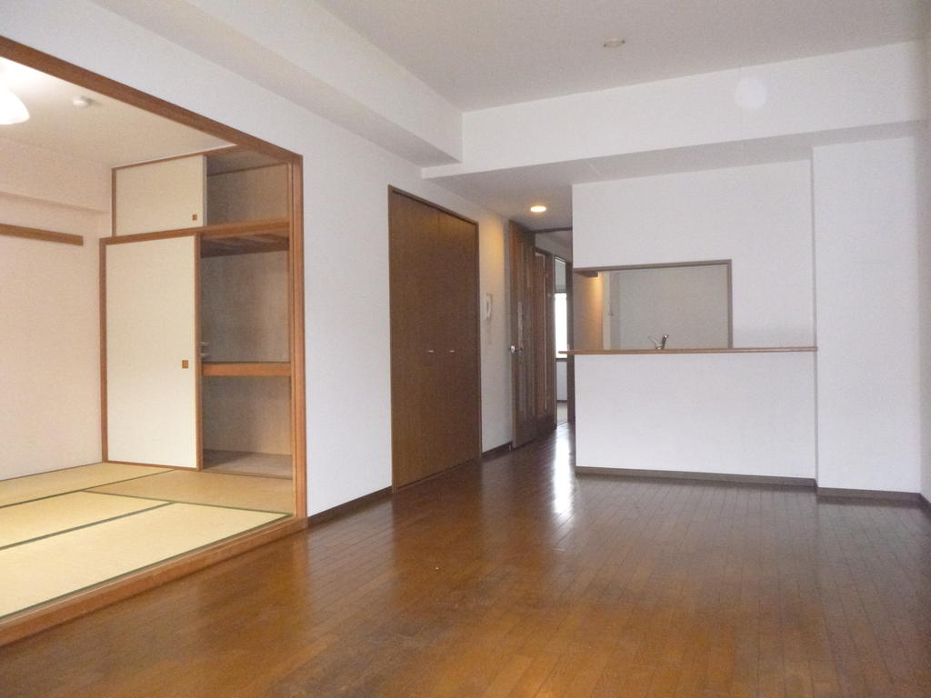 Living and room. Since the counter kitchen, It is open.