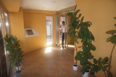 Entrance. I woman is also safe in the auto-lock is also equipped!