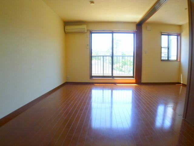 Living and room. Also with air conditioning