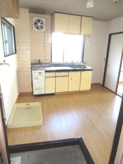 Kitchen. Washing machine in the room Dining part is wide