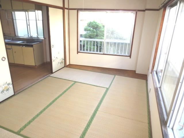 Living and room. Day is nice!