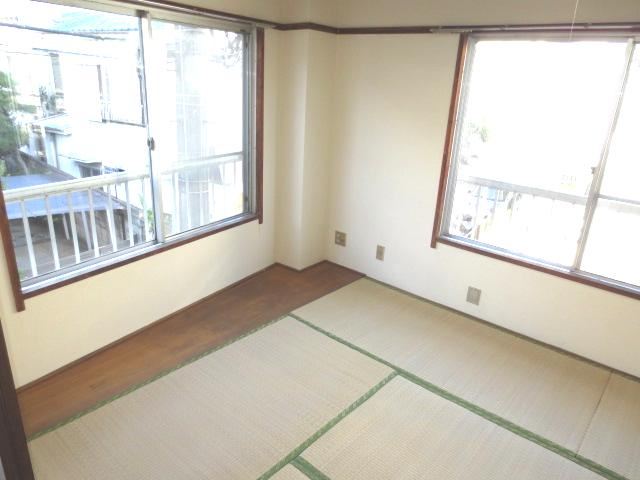 Living and room. Because the corner room is a two-sided oblique