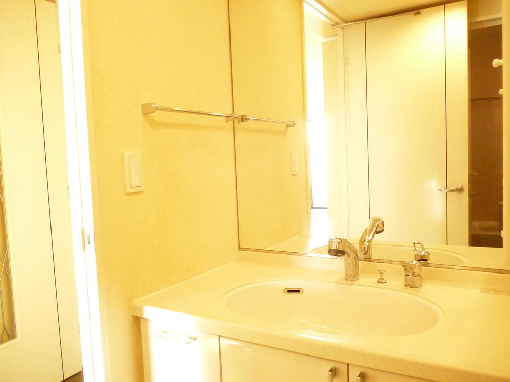 Wash basin, toilet