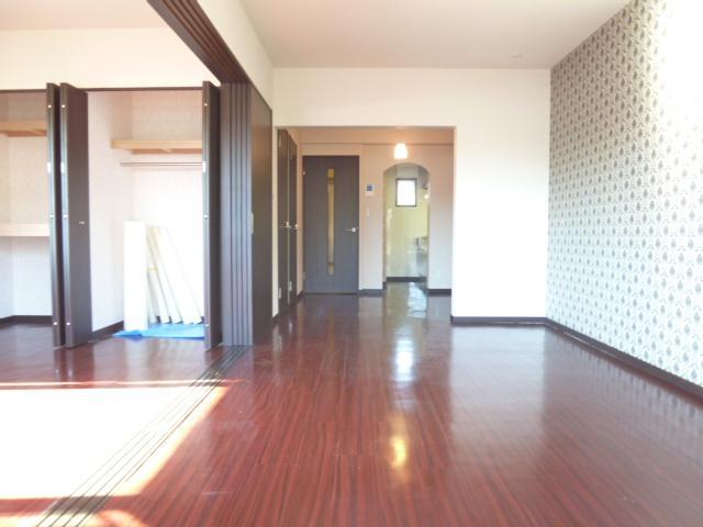 Living and room. Living and next to the Western-style room is connected to can also be used