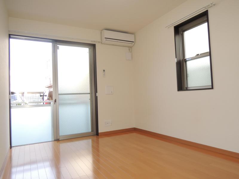 Living and room. 7.5 Pledge of Spacious Western-style room