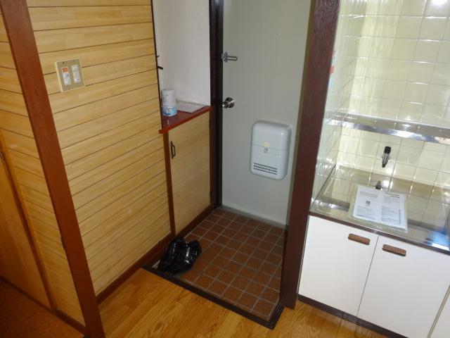 Entrance. There also is room entrance space, Room share also possible