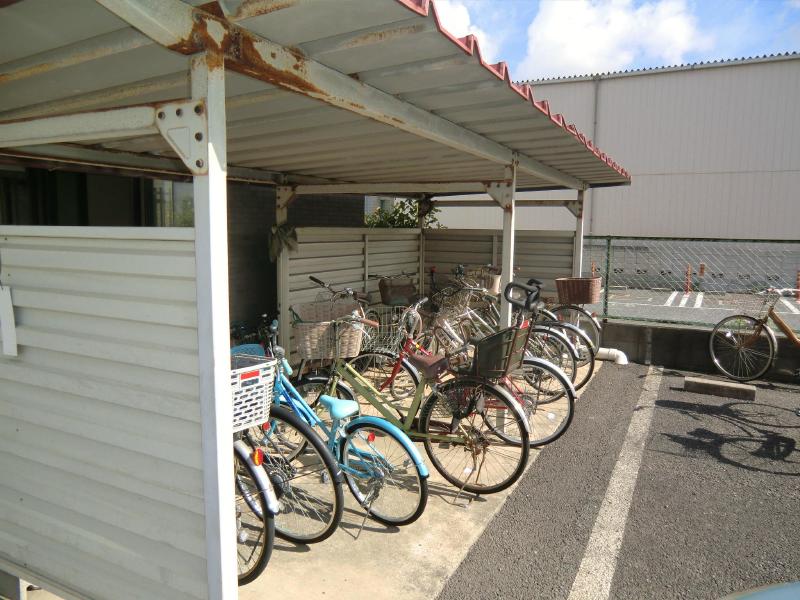 View. It is safe even if it rains because the parking lot of a covered