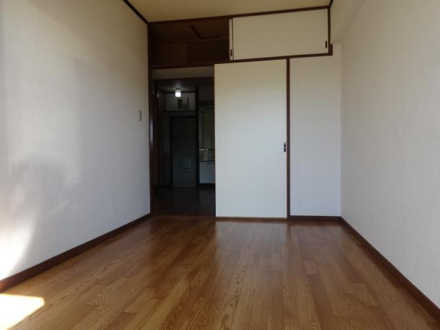 Living and room. It is cheap 2DK of room share consultation