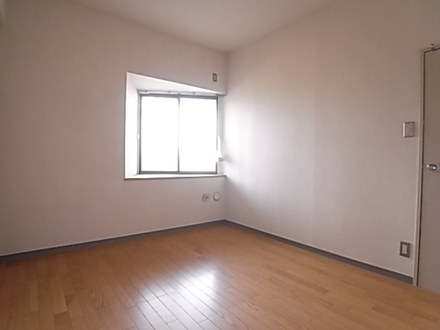 Other room space. Bay windows in the bedroom.