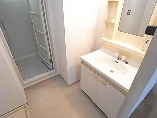 Washroom. I am happy breadth of undressing space.