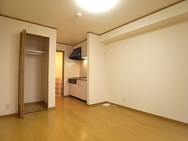 Living and room. Air conditioning ・ Lighting is also equipped.