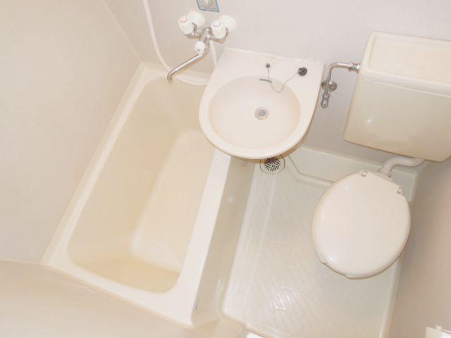 Bath. 3-point unit with cleanliness.