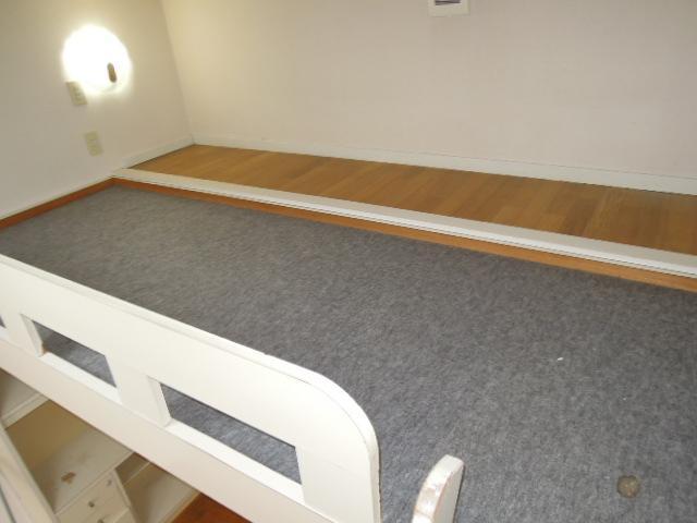 Toilet. Luggage also put spread of loft.