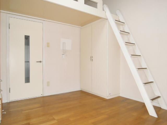 Living and room. Large loft!