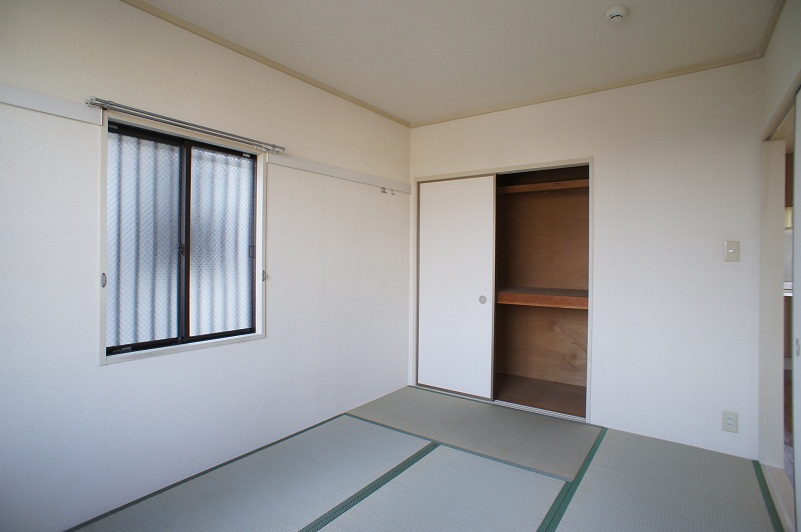 Receipt. Japanese-style room is a two-sided lighting. There closet.