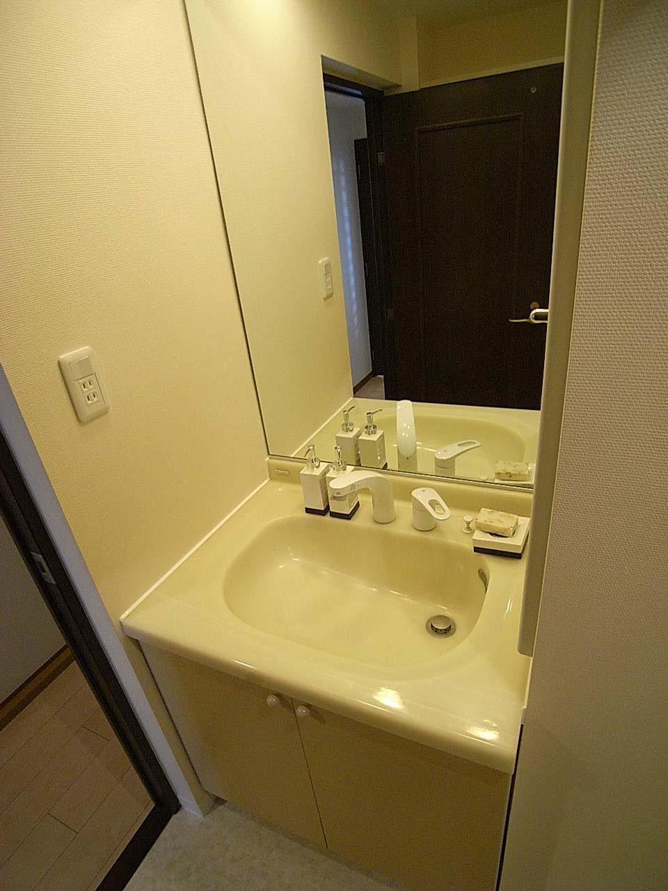 Wash basin, toilet. Indoor (07 May 2013) Shooting