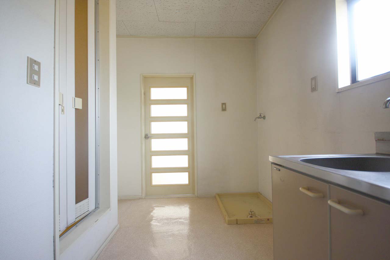 Kitchen. Kitchen washing machine inside the area of the spread