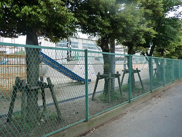 Primary school. 1160m to Funabashi Municipal West Sea God Elementary School