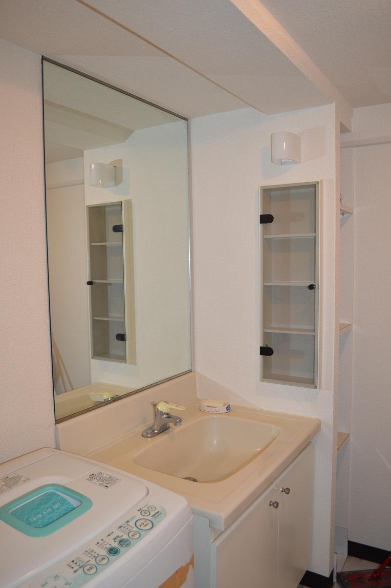 Wash basin, toilet