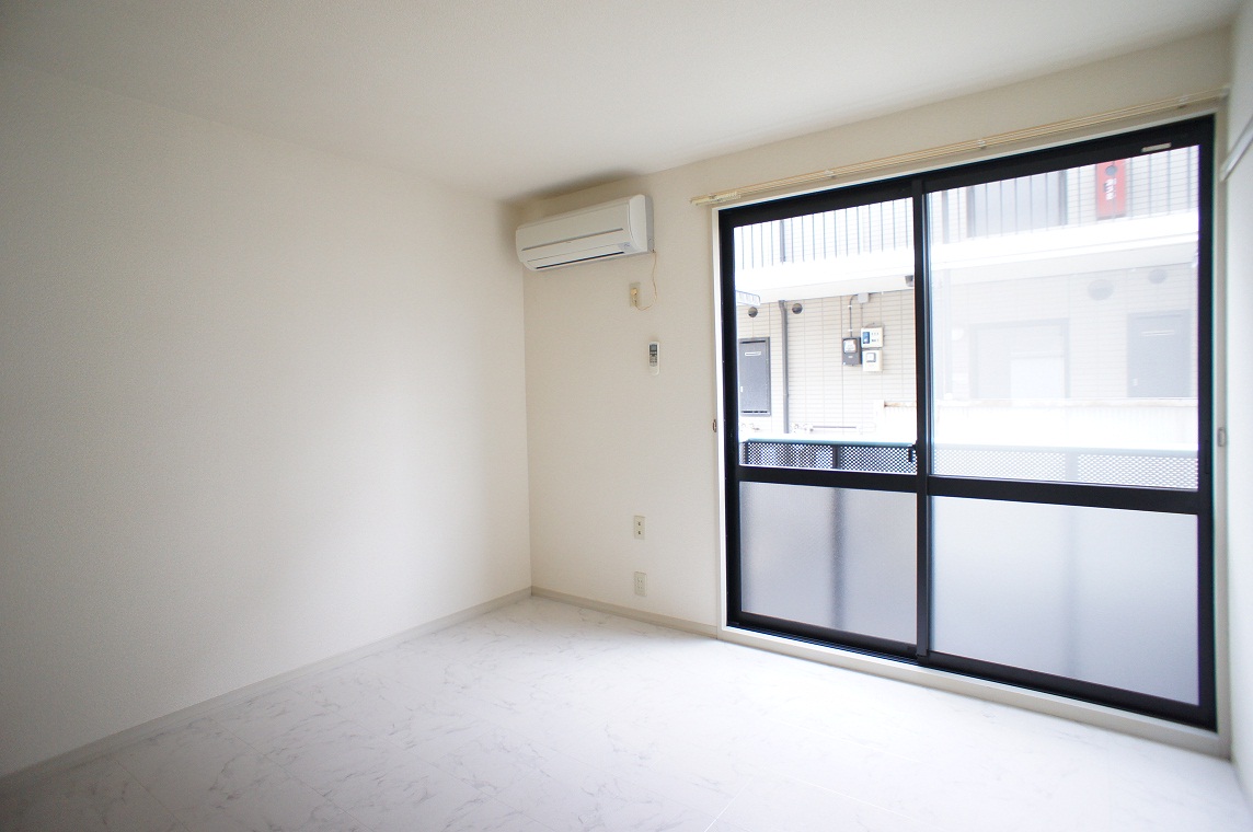 Living and room. White floor is wonderful!