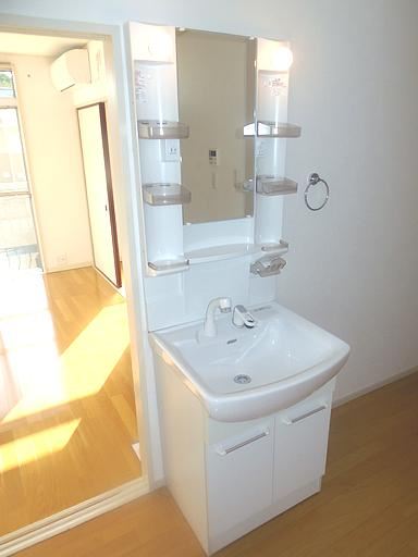 Washroom. There washbasin independent!