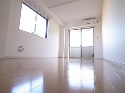 Living and room. please look. This day. It is a bright room.