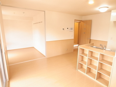 Living and room. The under-counter also have a shelf ☆